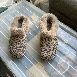 Therafit Clog Size 9. Interior is furry.  Bottoms help with foot problems